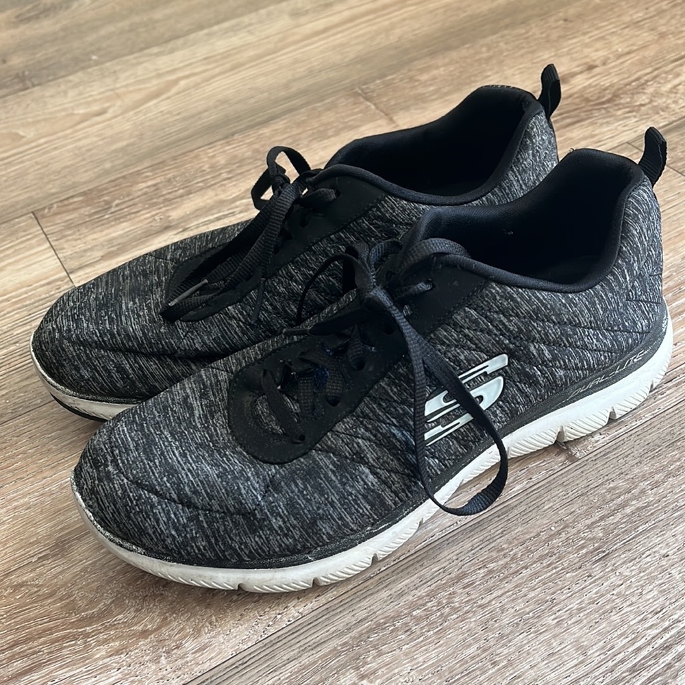 Sketchers Tennis Shoes